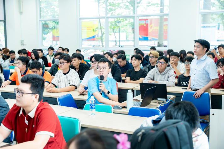 Sinh viên Khoa Công nghệ thông tin học cách sử dụng công cụ AI trong lập trình 41