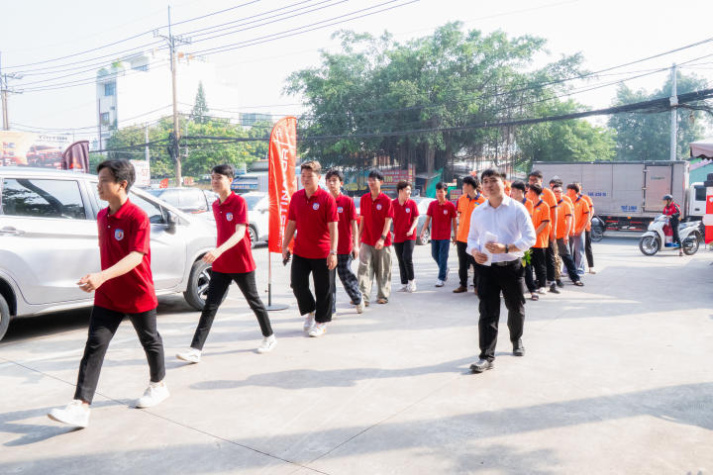Sinh viên Viện Kỹ thuật "chạm" thực tế ngành tại Công ty Thương mại Dịch vụ Ô tô Thủ Đức 9