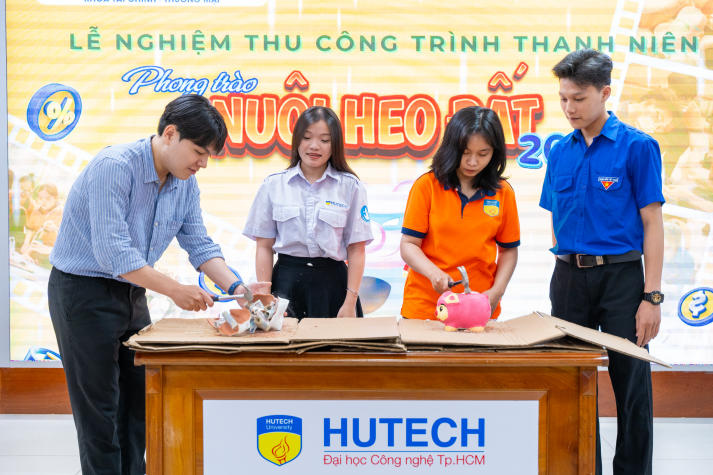 Khoa Tài chính - Thương mại "thu hoạch" heo đất, thu về hơn 11 triệu đồng cho các chiến dịch tình nguyện 82