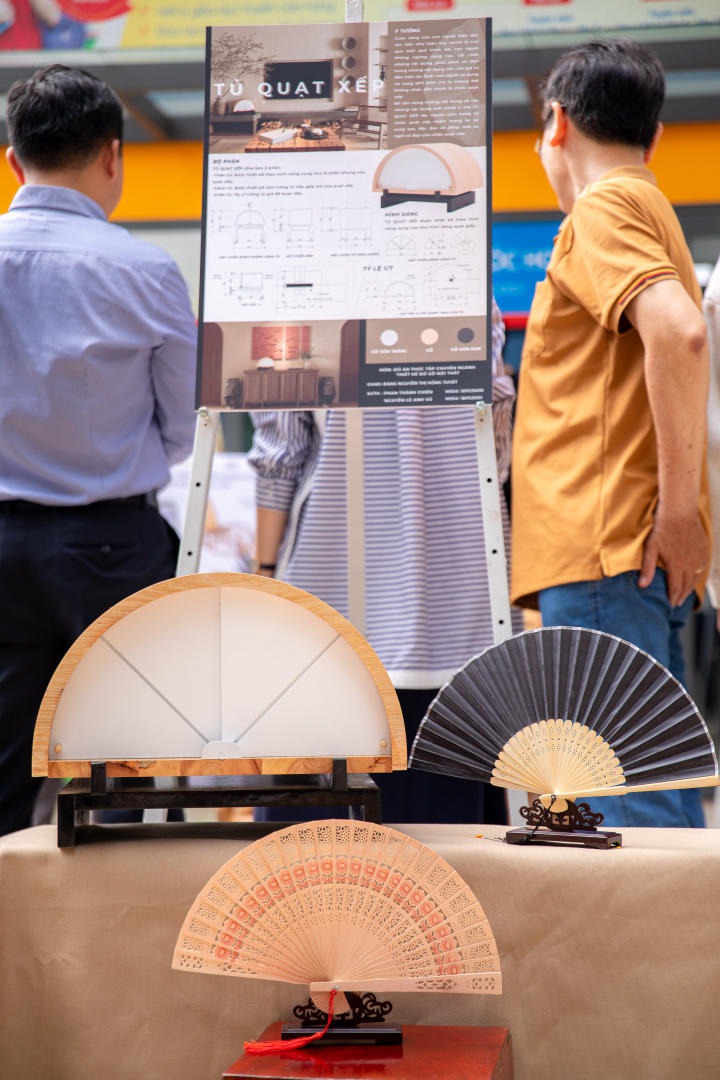 Ấn tượng với các sản phẩm độc đáo tại triển lãm đồ nội thất từ gỗ của sinh viên HUTECH 60