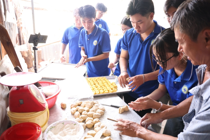 Sinh viên Khoa Thú y và hành trình thắp sáng “Vầng trăng tuổi thơ” 2025 36