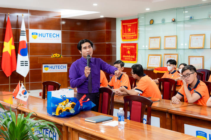 Tân sinh viên VKIT “bỏ túi” bí quyết chinh phục kỹ năng làm việc nhóm 42