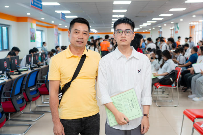 [Video] Đông đảo phụ huynh đồng hành cùng tân sinh viên nhập học tại HUTECH 68