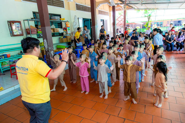 Doanh nhân, cựu sinh viên HUTECH trao yêu thương đến 55 em nhỏ tại Mái ấm An Lạc 61