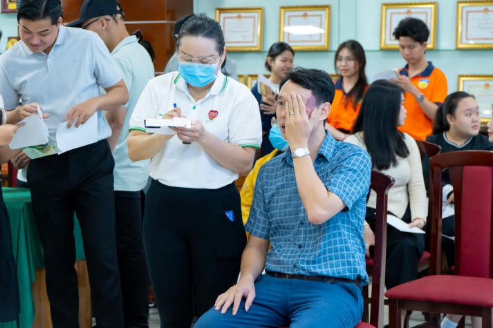 Sinh viên Khoa Dược tìm hiểu về bệnh lý "viêm kết mạc" và được khám, tầm soát các bệnh về mắt miễn phí 82
