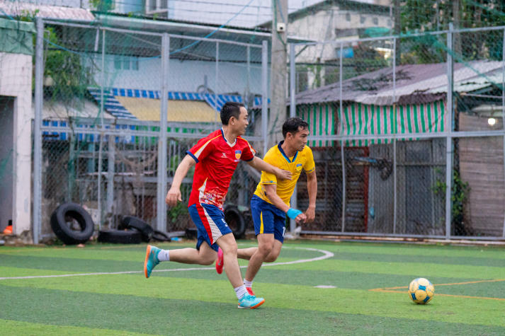 [Hội thao CB-GV-NV HUTECH 2025]: Rực lửa với những cuộc rượt đuổi tỷ số bộ môn Bóng đá nam 62