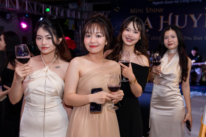 Sinh viên Quan hệ công chúng trình làng các video phóng sự và tỏa sáng tại Đêm tiệc "Dạ Huyền" 162