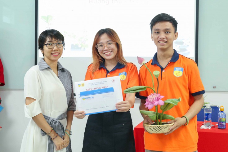 Sinh viên Nhật Bản học HUTECH bày tỏ lòng tri ân thầy cô qua những giỏ hoa nghệ thuật Ikebana 80