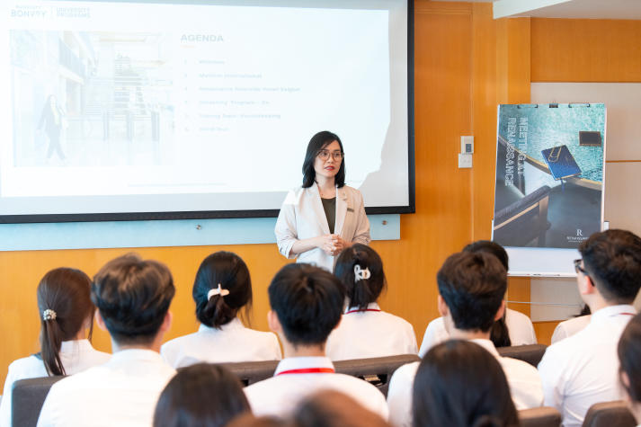 [Video] Không gian 5 sao trở thành lớp học: Sinh viên Quản trị khách sạn trải nghiệm tại Hilton Saigon và Renaissance Saigon 16