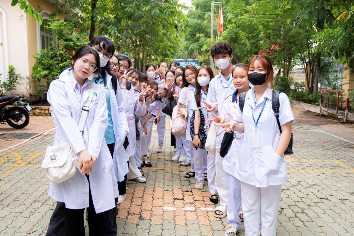 Sinh viên Khoa Điều dưỡng và Xét nghiệm thăm khám và phát thuốc cho người lớn tuổi trong Chiến dịch Thanh niên tình nguyện hè 2023 8