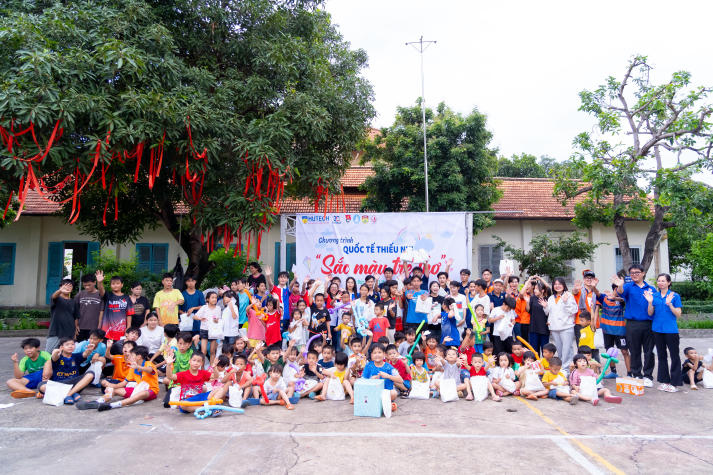 Lan tỏa yêu thương ngày 01/6, sinh viên HUTECH mang niềm vui đến trẻ em Làng Thiếu niên Thủ Đức 97