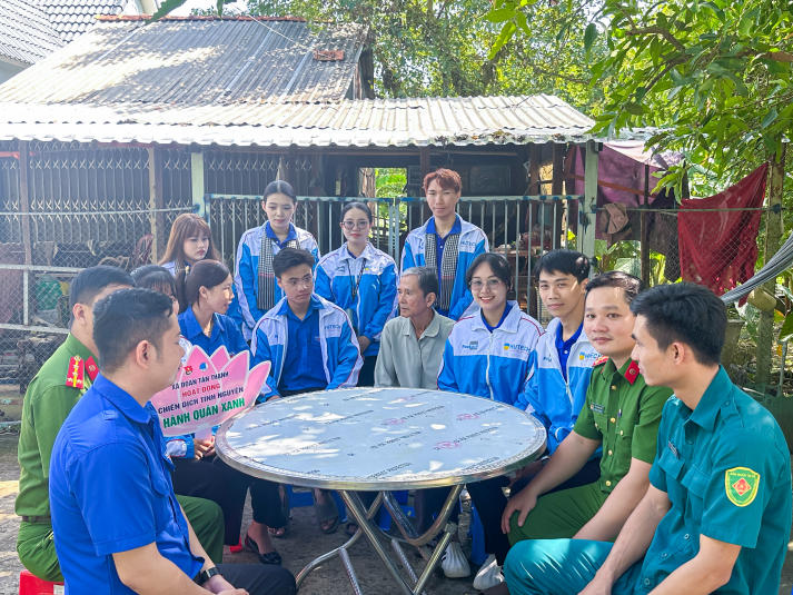 Chiến sĩ Mùa hè xanh HUTECH vun đắp lòng biết ơn, gìn giữ truyền thống dân tộc hướng về Ngày Thương binh - Liệt sĩ 92