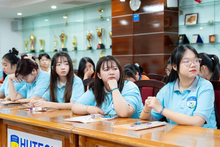 Sinh viên HUTECH trang bị kiến thức bảo vệ sức khỏe sinh sản 51