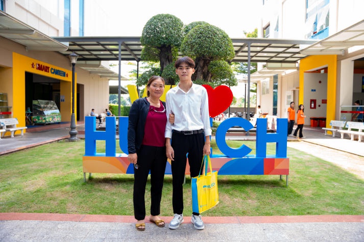 Tân sinh viên vượt ngàn cây số đến HUTECH nhập học 108