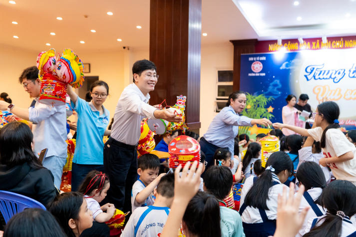 Thắp sáng đêm trăng yêu thương: Sinh viên Khoa Điều dưỡng - Kỹ thuật y học mang Trung thu đến với trẻ em Bình Thạnh 61