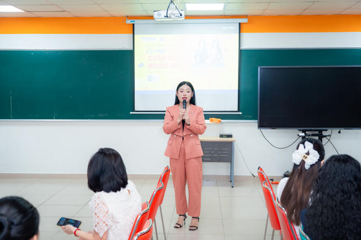 Sử dụng ngôn ngữ trong giao tiếp: Chìa khóa để thấu hiểu và hỗ trợ sinh viên HUTECH 17