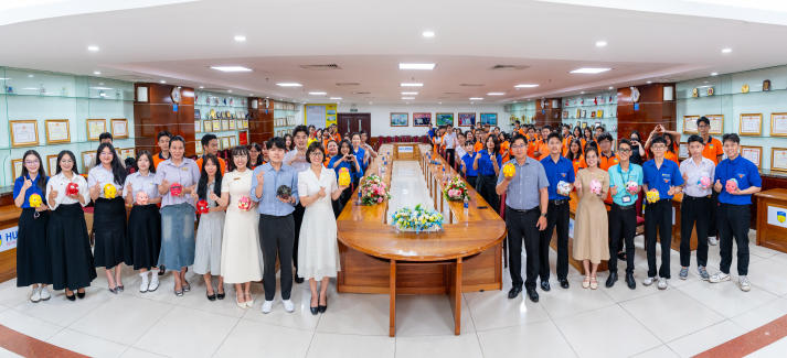 Khoa Tài chính - Thương mại "thu hoạch" heo đất, thu về hơn 11 triệu đồng cho các chiến dịch tình nguyện 99