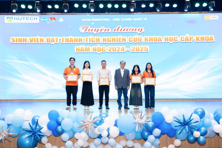 Nhiều kỳ vọng từ Hội nghị tổng kết và phát động phong trào sinh viên năm học 2025-2026 của Khoa Marketing - Kinh doanh quốc tế 91