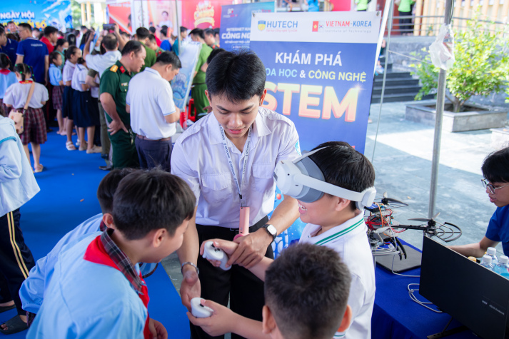 HUTECH mang trải nghiệm STEM đến Ngày hội Chuyển đổi số xã Tân Nhựt (TP.HCM) 46