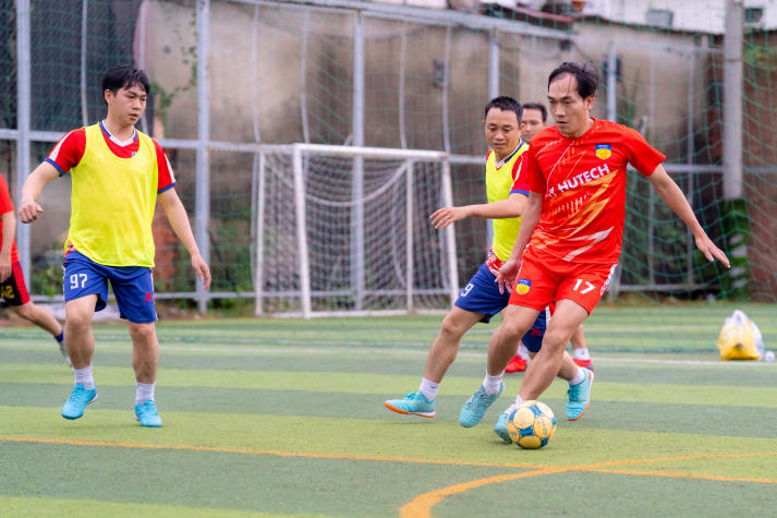 [Hội thao CB-GV-NV HUTECH 2025]: Bóng đá nam khép lại vòng bảng, lộ diện những tấm vé vào Tứ kết 27