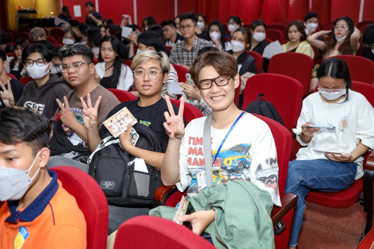 Sinh viên ngành Truyền thông đa phương tiện khám phá quy trình trình diễn tại Nhà hát Cải lương Trần Hữu Trang 50