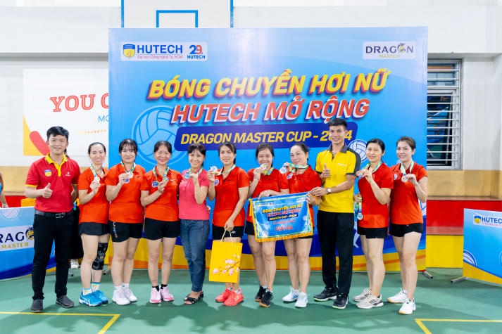 Đội chủ nhà giành ngôi vô địch Giải Bóng chuyền hơi nữ HUTECH mở rộng năm 2024 - Dragon Master Cup 290