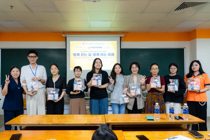 Đồng hành cùng ước mơ: KOCHAM trao quà khích lệ tinh thần sinh viên Khoa Hàn Quốc học 14