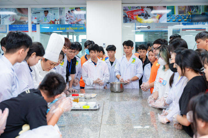 [Video] “Xắn tay áo” vào bếp cùng sinh viên Viện Khoa học Ứng dụng trổ tài làm bánh Trung thu 81