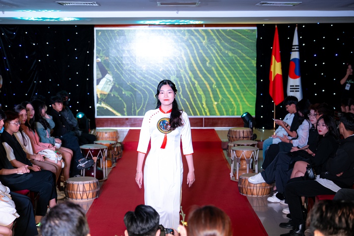 Sinh viên VKIT “xắn tay áo” tổ chức Fashion Show “Hồn Việt - Sắc Hàn” 74