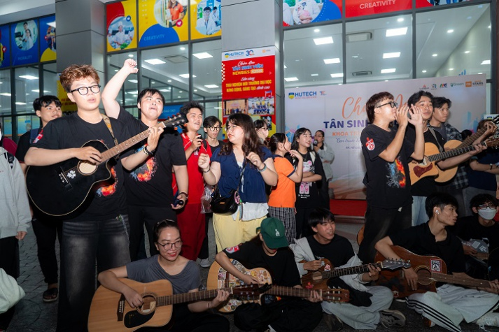 [Video] Du ca sân trường tại HUTECH: Không gian âm nhạc tràn đầy sức sống tuổi trẻ 36