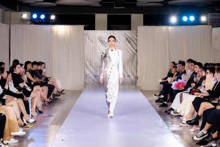 [Video] Sinh viên Thiết kế thời trang HUTECH “trình làng” loạt đồ án tốt nghiệp với nhiều ý tưởng độc đáo 417