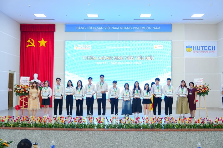 Gần 600 sinh viên tiêu biểu Học kỳ I năm học 2023-2024 của Khoa Quản trị kinh doanh được tuyên dương 101