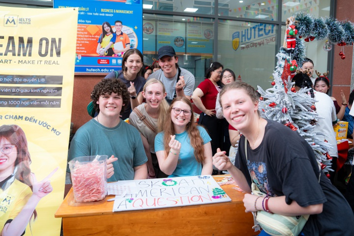 [Video] Christmas Childhood Village: Điểm hẹn văn hóa của sinh viên Khoa Tiếng Anh 47