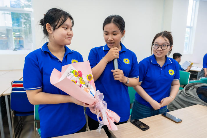 Biến đất sét thành đóa hoa biết nói, sinh viên Khoa Thú y - Chăn nuôi trao yêu thương đến phái nữ 65