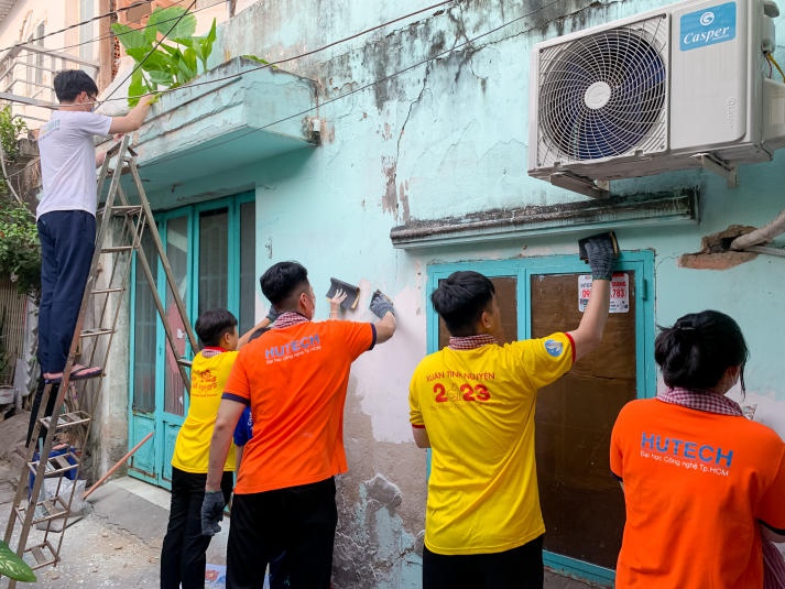 Sinh viên Khoa Luật HUTECH mang yêu thương, sức trẻ giúp đỡ các hoàn cảnh khó khăn tại huyện Nhà Bè 57