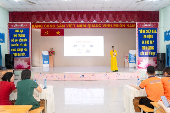 Sinh viên Tâm lý học lan tỏa thông điệp sức khỏe tinh thần đến học sinh THPT Tân Túc 46