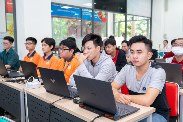 Sinh viên Viện Kỹ thuật trang bị kỹ năng mô phỏng hiện đại cùng phần mềm SimSolid 40
