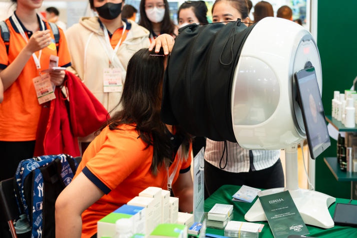 Sinh viên Công nghệ thẩm mỹ, Công nghệ sinh học khám phá triển lãm quốc tế Vietnam Beautycare Expo 37