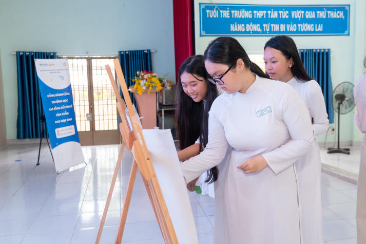 Sinh viên Tâm lý học lan tỏa thông điệp sức khỏe tinh thần đến học sinh THPT Tân Túc 35