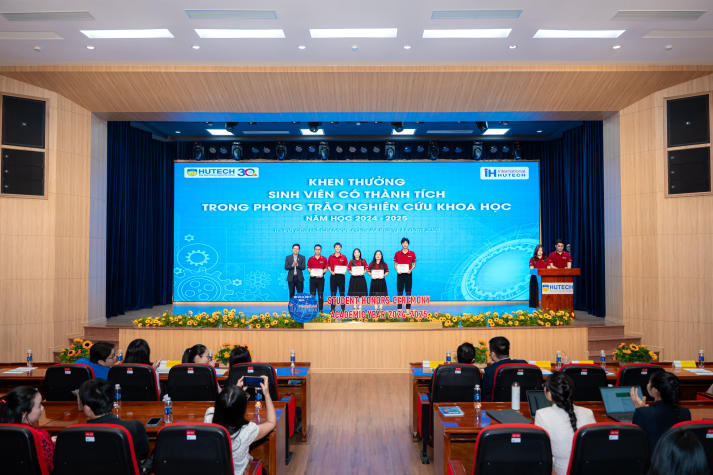 Viện Đào tạo Quốc tế ghi dấu những nỗ lực đáng tự hào tại Lễ tổng kết năm học 2024-2025 39