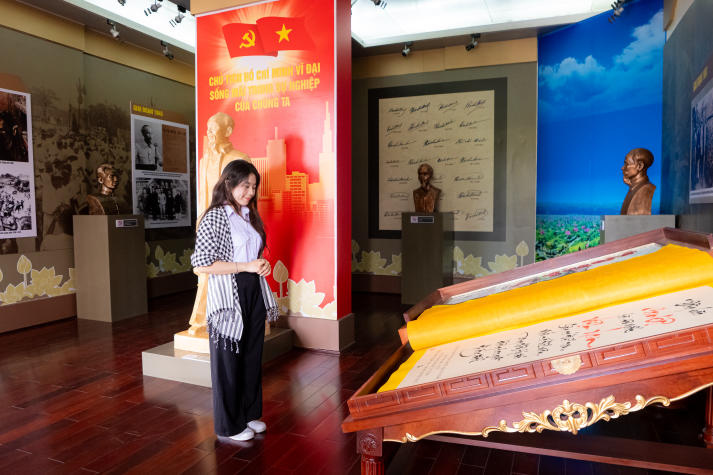 Tân sinh viên VKIT ngược dòng lịch sử, khám phá di sản tại Bến Nhà Rồng 72