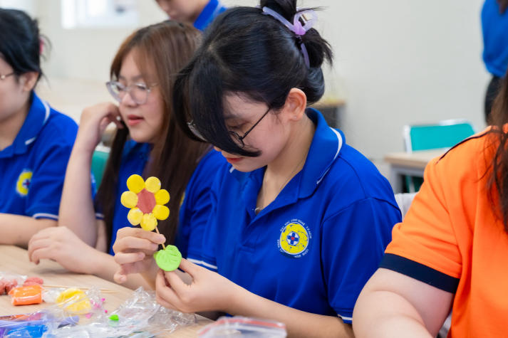 Biến đất sét thành đóa hoa biết nói, sinh viên Khoa Thú y - Chăn nuôi trao yêu thương đến phái nữ 27