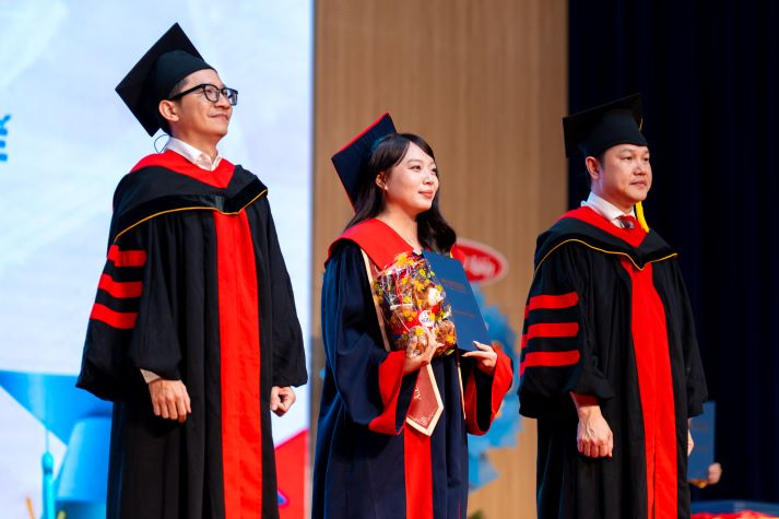 HUTECH vinh danh Tân Cử nhân, Tân Dược sĩ tại Lễ trao bằng tốt nghiệp 77