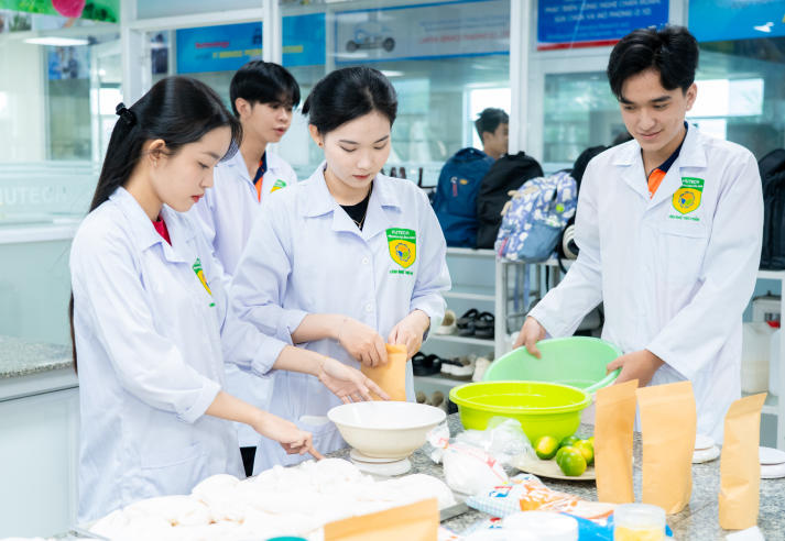 [Ảnh] Vị ngọt đoàn viên: Trải nghiệm nghề và giá trị Tết của sinh viên Công nghệ thực phẩm 59