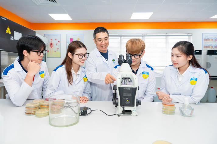 HUTECH chính thức công bố điểm chuẩn năm 2026: Điểm thi THPT từ 15 - 22 điểm 25