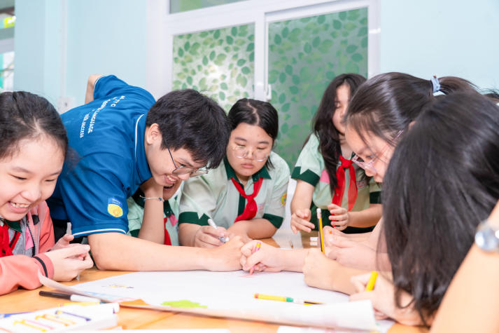 Sinh viên Khoa Tiếng Anh mang trải nghiệm học tập sáng tạo đến học sinh THCS Hà Huy Tập 25