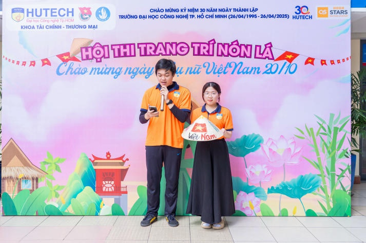 Tôn vinh vẻ đẹp truyền thống và tinh thần phụ nữ Việt qua Hội thi trang trí nón lá Khoa Tài chính - Thương mại 74