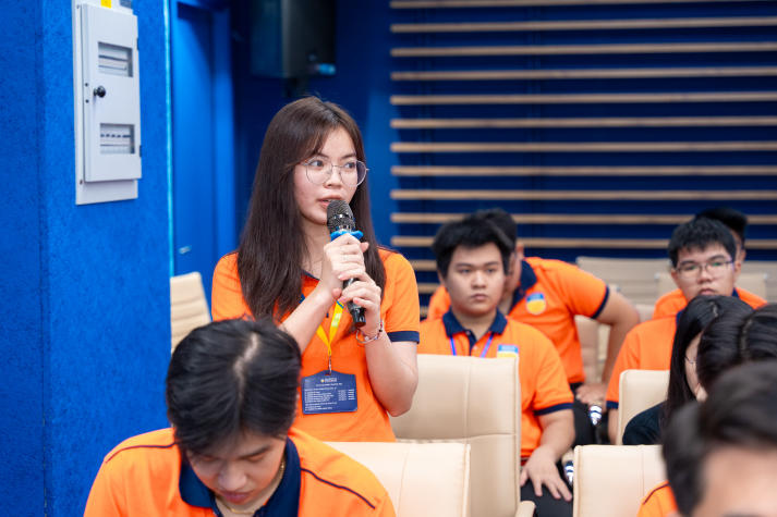 [Video] Sinh viên Công nghệ tài chính HUTECH trải nghiệm thực tế chuyển đổi số tại Eximbank 61