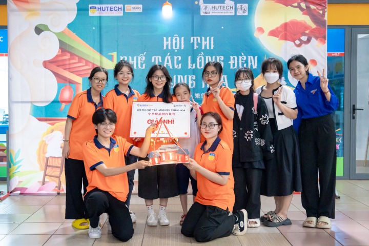 胡志明市科技大學中文系學生展示製作燈籠的技藝， 並將製作好的燈籠贈送給了祝慈孤兒院的小朋友們 118