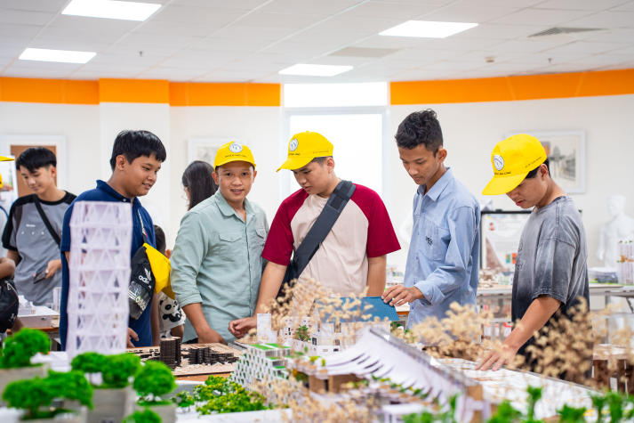 HUTECH chào đón gần 500 học sinh khám phá không gian học tập hiện đại và cơ hội học bổng hấp dẫn 42